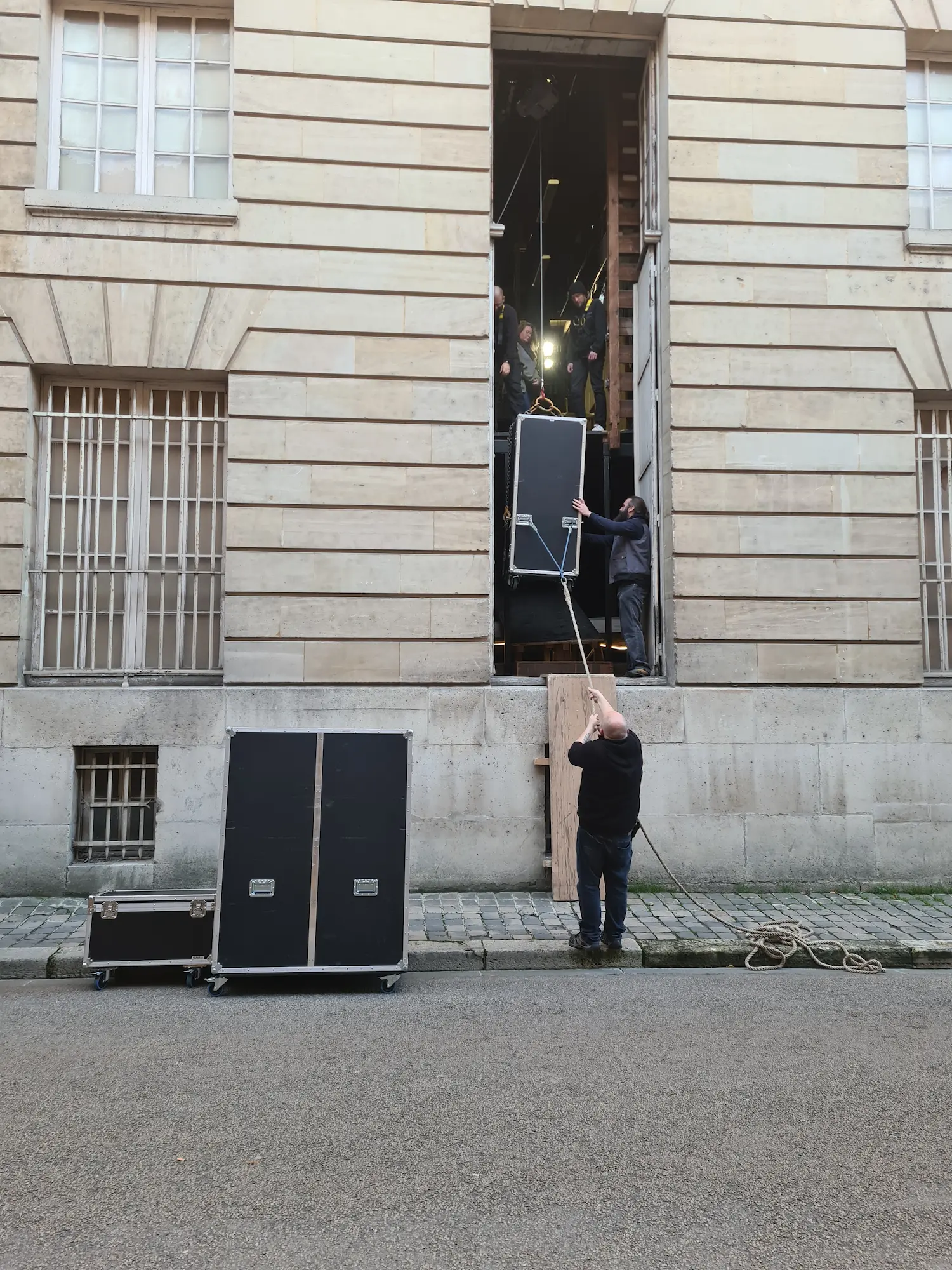 Chargement des r&eacute;gies par le treuil ext&eacute;rieur de l'Op&eacute;ra de Compi&egrave;gne