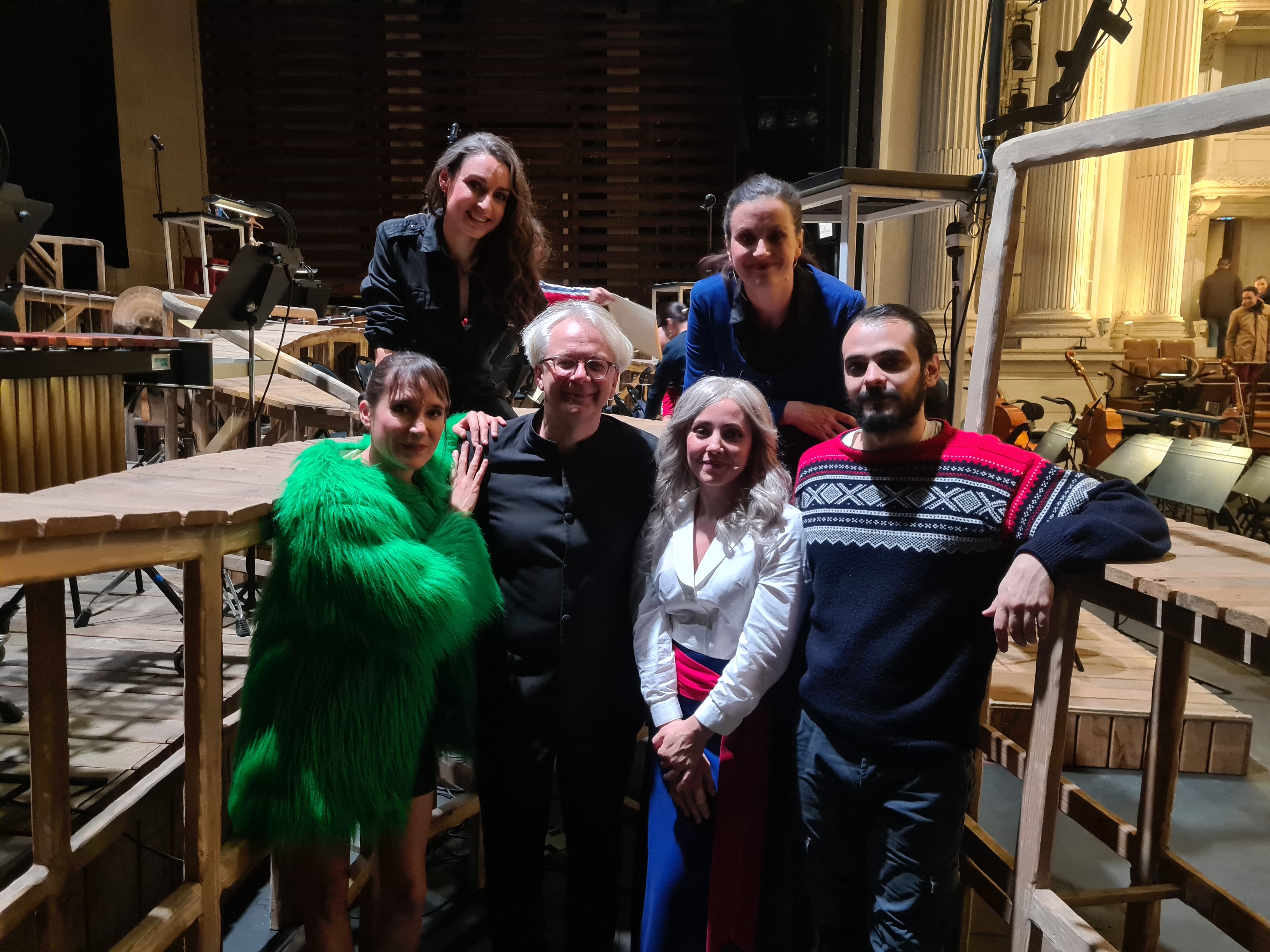 Le chef et les com&eacute;diens de Peer Gynt