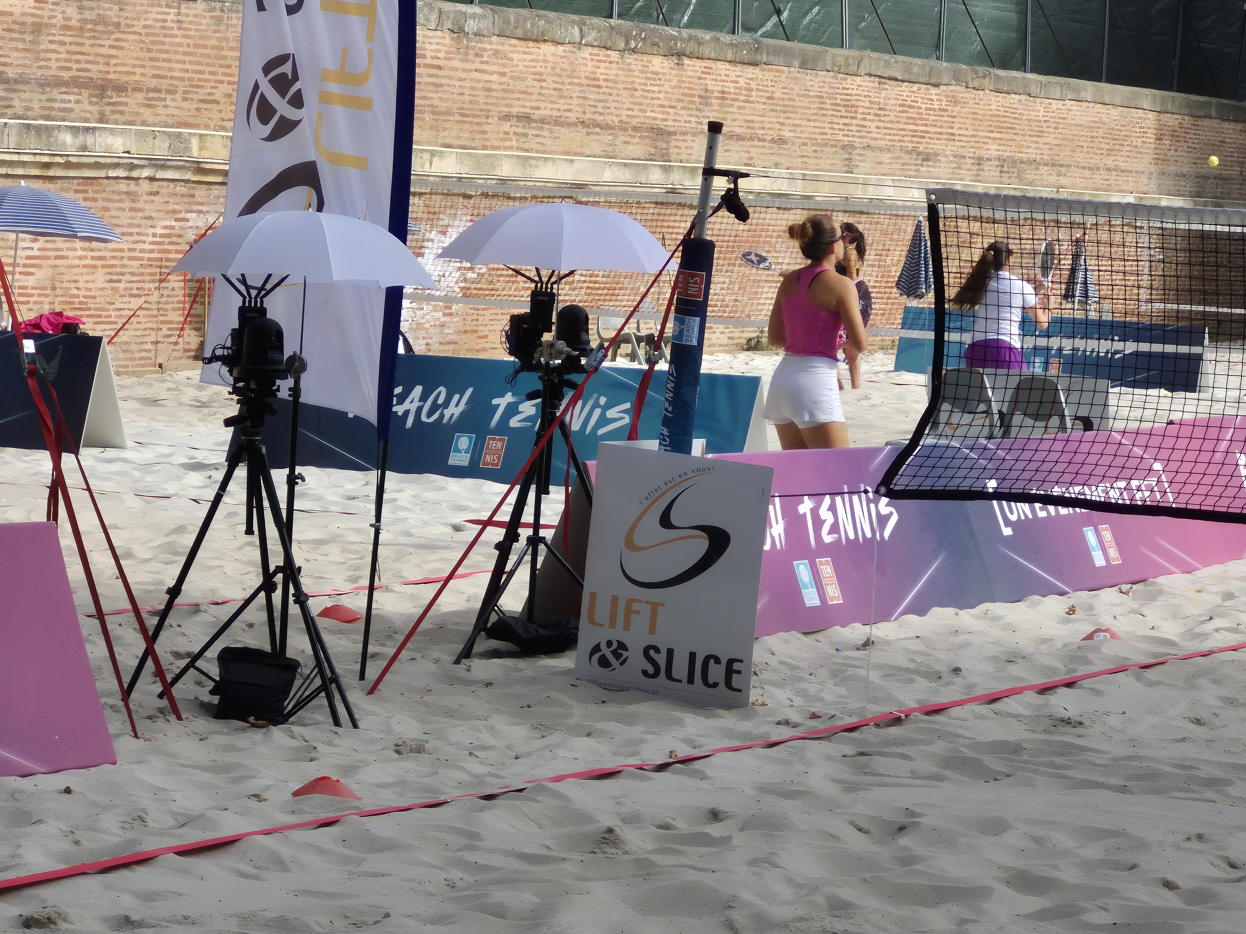 Installation dans le sable pour un tournoi de Beach Tennis