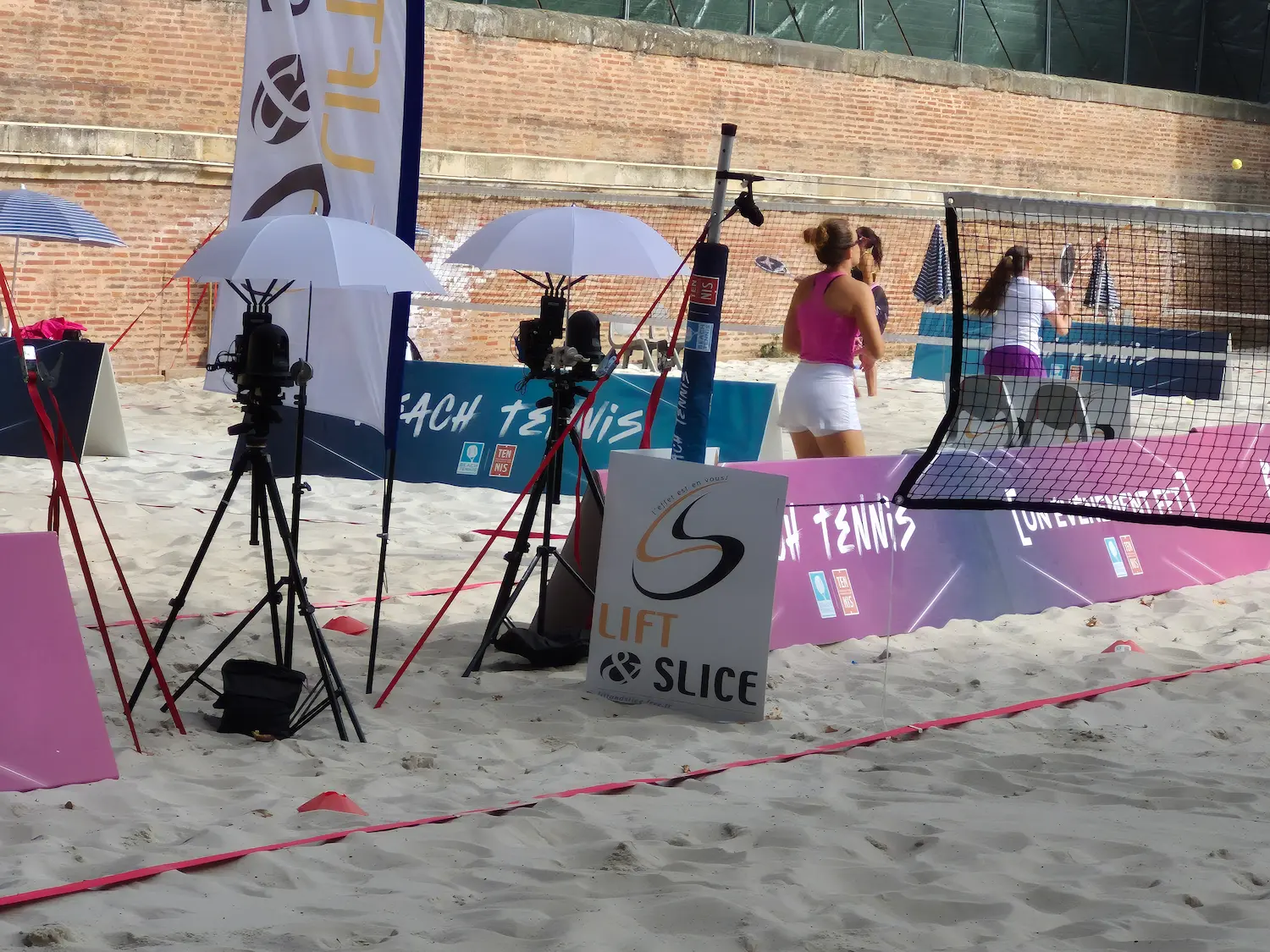 Installation dans le sable pour un tournoi de Beach Tennis