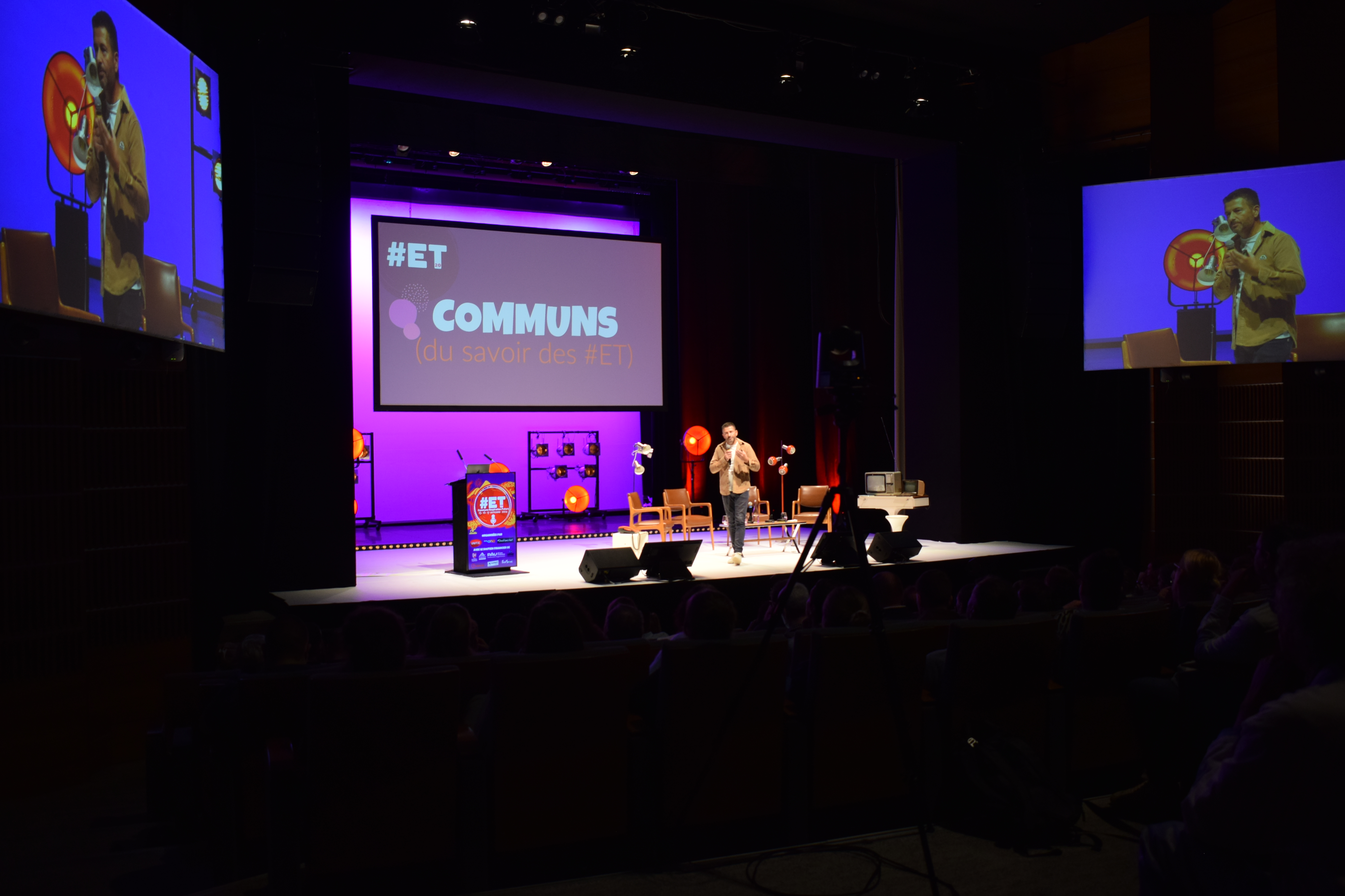 Auditorium de Vigny avec &eacute;cran central et vid&eacute;oprojecteurs