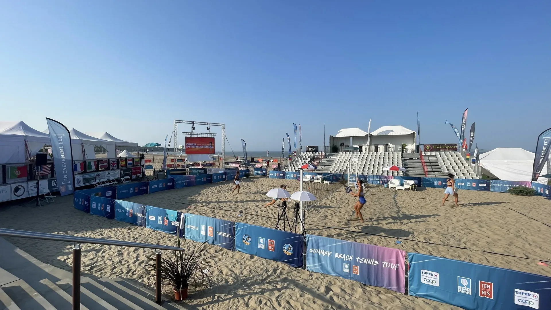 Installation des cam&eacute;ras sur le terrain de beach tennis &agrave; Saint-Georges-de-Didonne